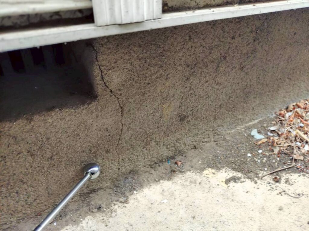 地震の影響でひび割れが広がった住宅基礎の劣化状態
