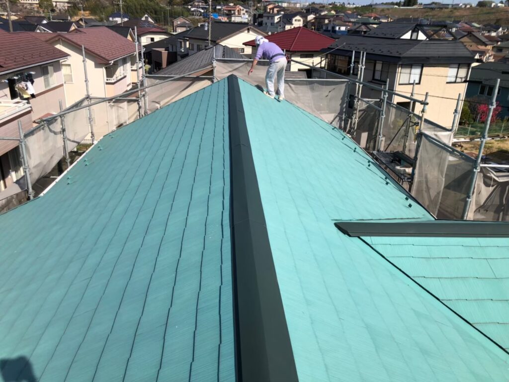 棟板金修繕工事の現場で実際に撮影した棟板金新規取付の作業写真