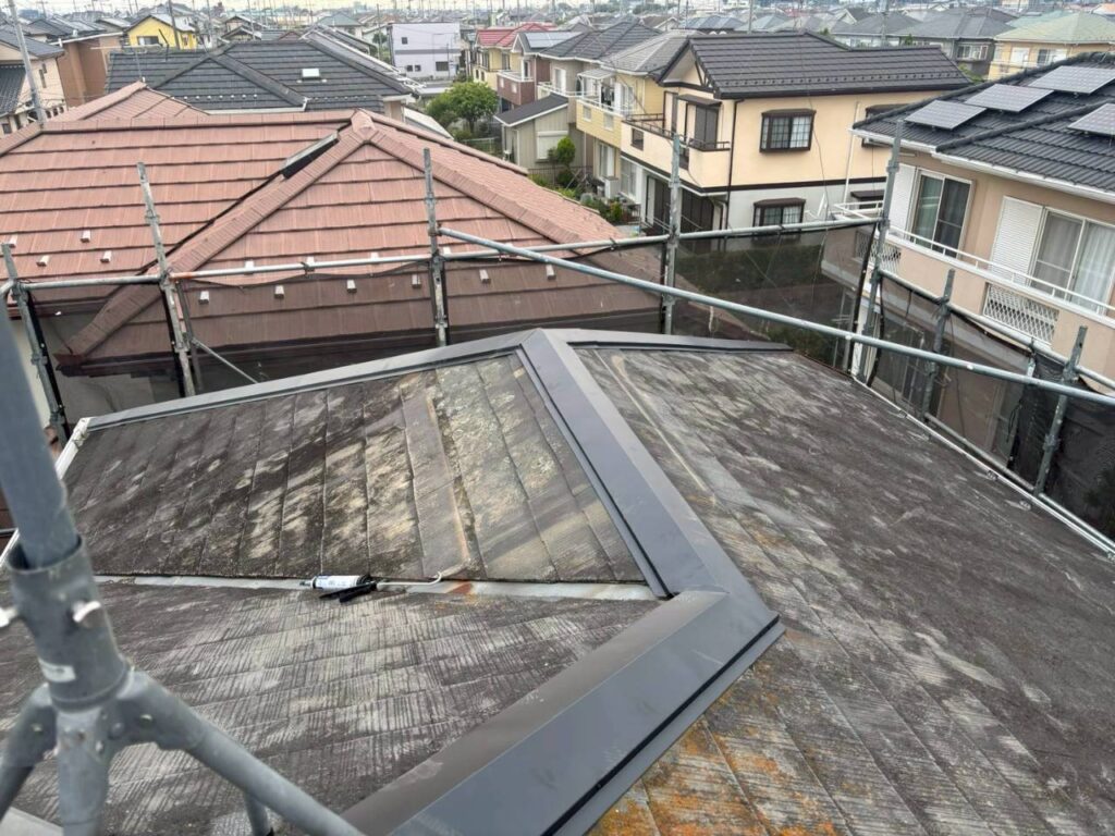 【熊谷市の施工事例】棟板金修繕工事で屋根の錆と浮きリスクを…