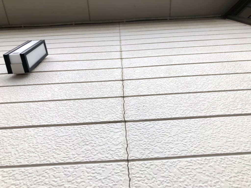 硬化してひび割れた外壁コーキングの劣化状態
