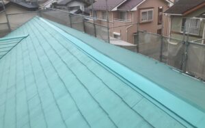 【印旛郡の施工事例】棟板金修繕工事でへこみ被害と下地劣化を補修し屋根頂部を保護した事例