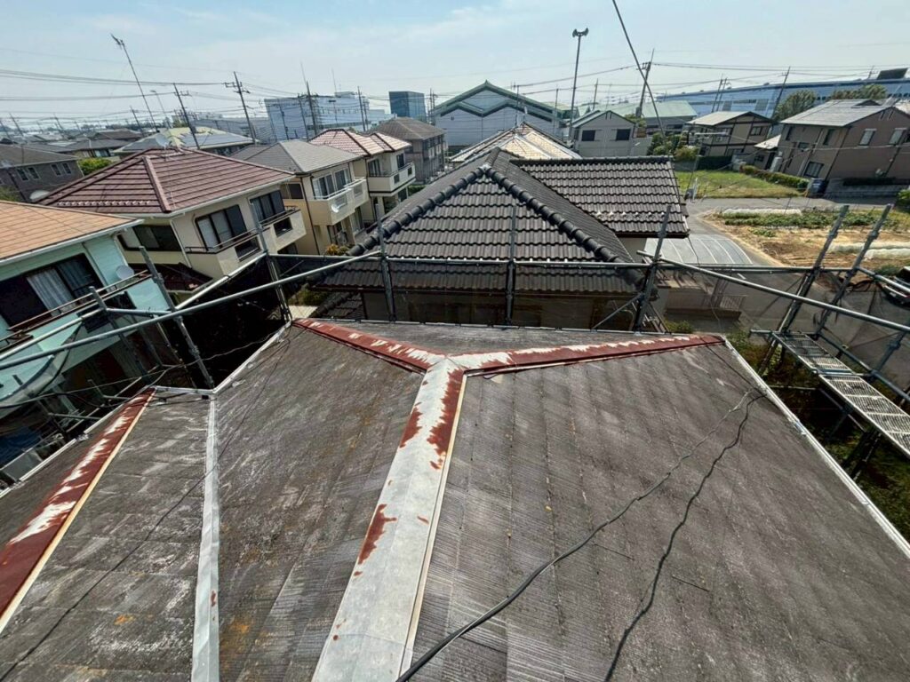棟板金修繕工事の現場で実際に撮影した施工前の錆びている棟板金の劣化状況