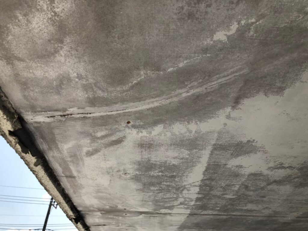 黒カビと腐食で破損が進行した軒天