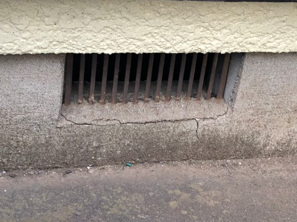地震の影響でひび割れが広がった住宅基礎の劣化状態