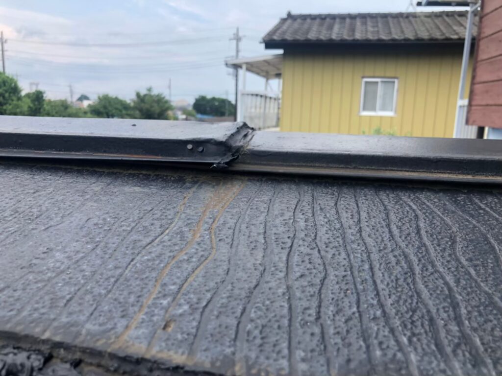 浮き上がりにより屋根材との間に隙間ができた棟板金
