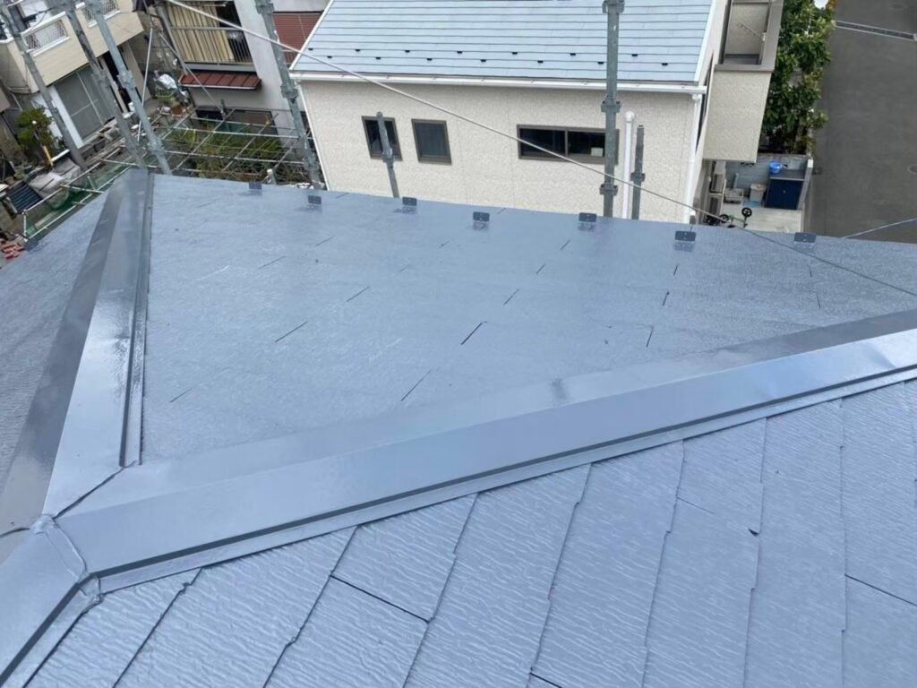 屋根塗装工事の現場で実際に撮影した塗装後全景1枚目の作業写真