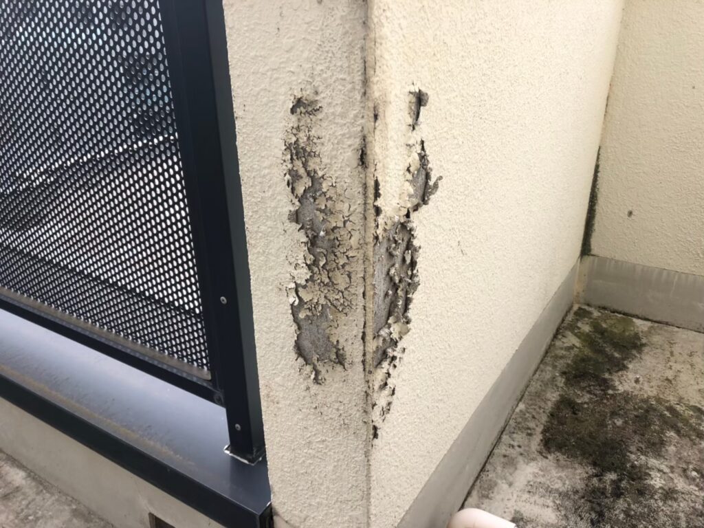 塗膜剥離が広がり雨漏りにつながる恐れがある外壁の損傷