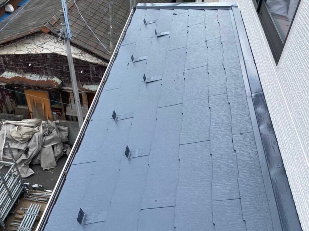 屋根塗装工事の現場で実際に撮影した塗装後全景2枚目の作業写真