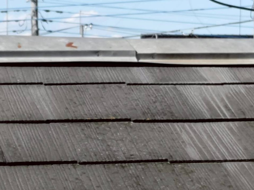 浮き上がりにより屋根材との間に隙間ができた棟板金