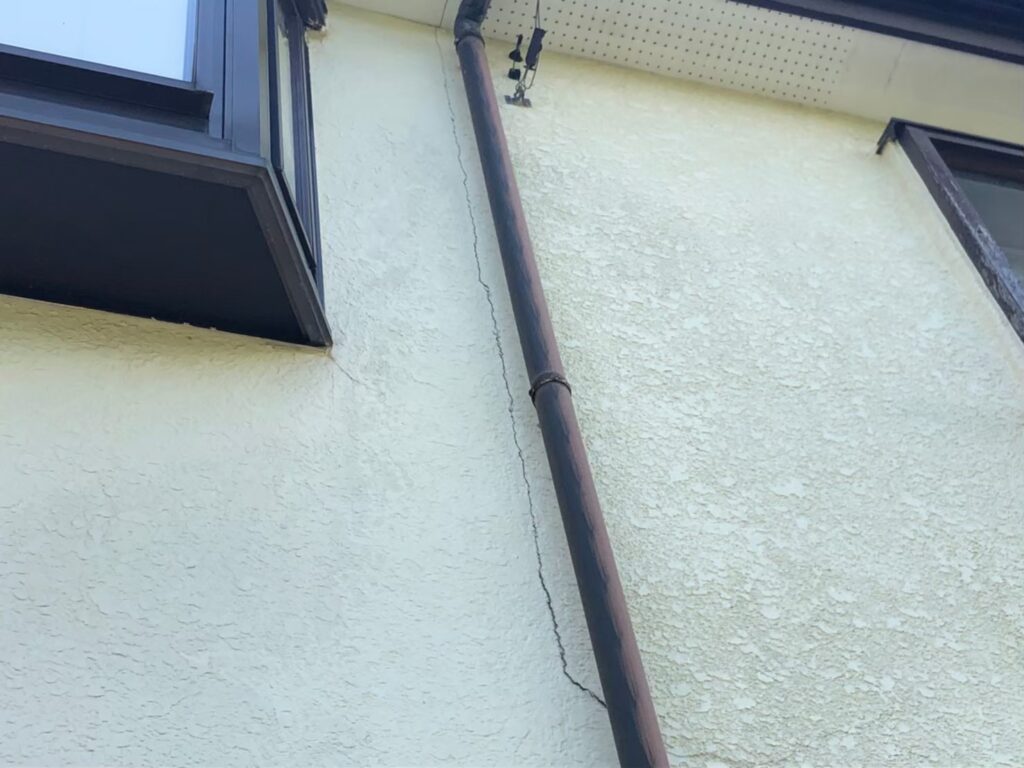 大きなひび割れが生じ雨水が侵入しやすい外壁の劣化状態