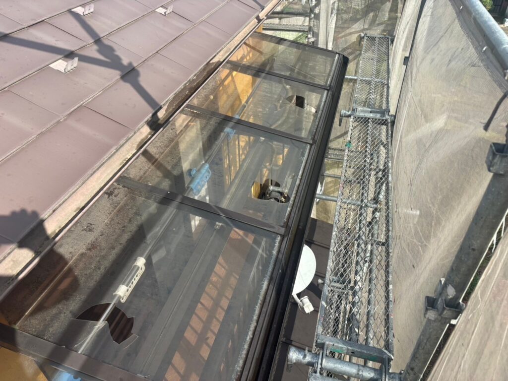 カーポート・屋根ポリカーボネート修繕工事の現場で実際に撮影した施工前の屋根ポリカーボネート材の穴あきの作業写真