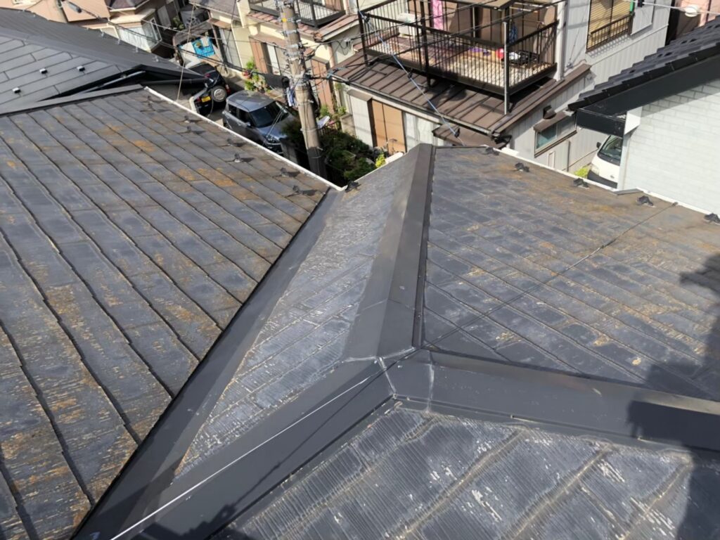 汚れや苔が広がった屋根表面の経年劣化