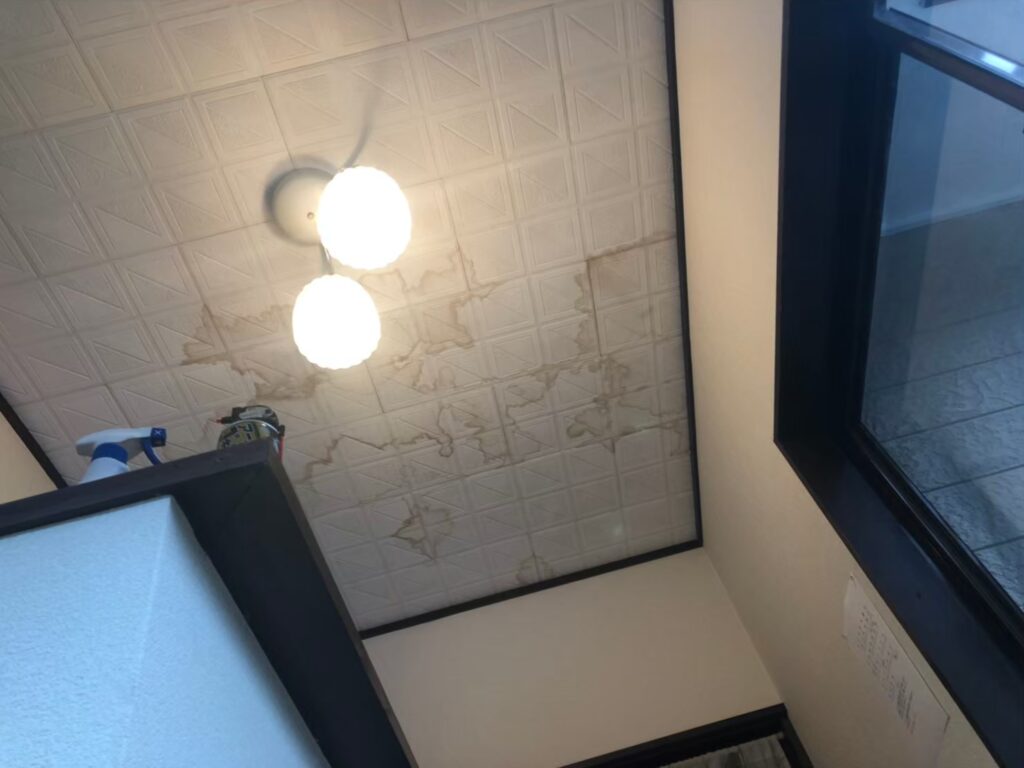 室内の天井に広がる雨漏りのシミと補修が必要な状態