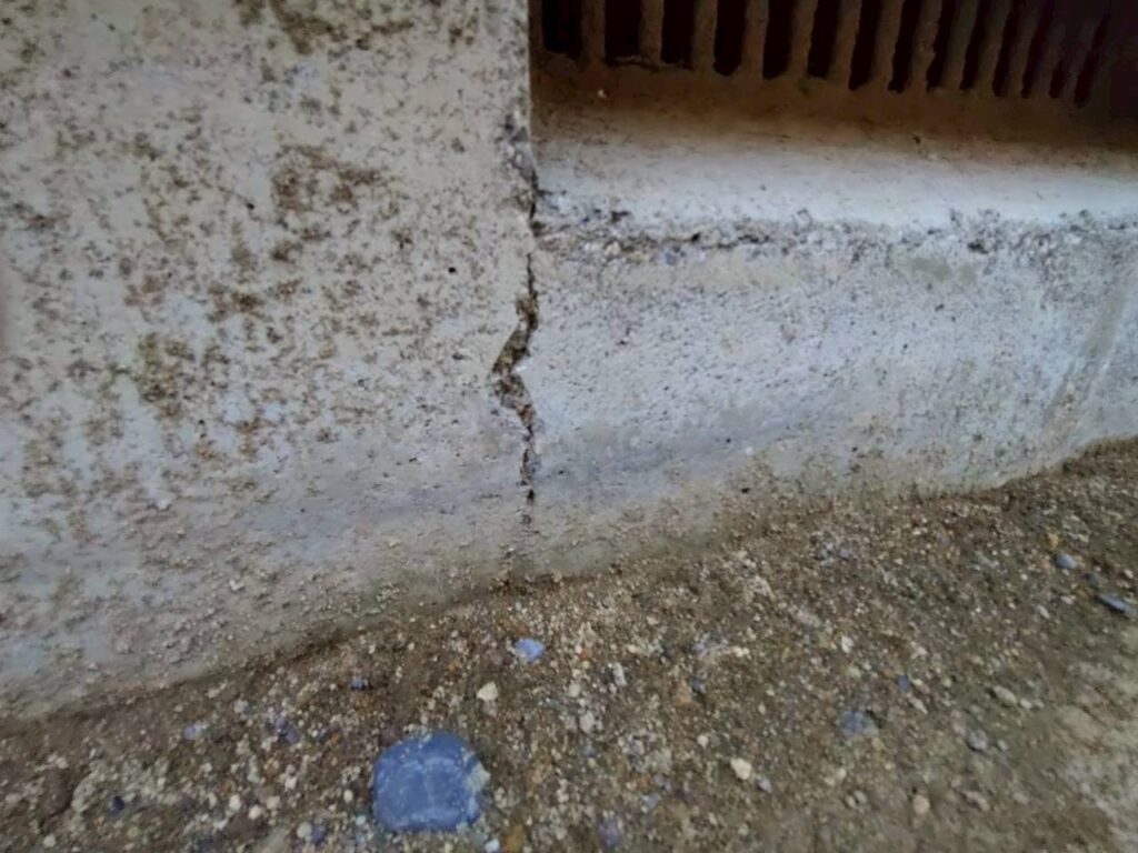 地震の影響でひび割れが広がった住宅基礎の劣化状態