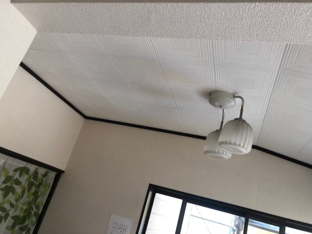 雨漏り修繕工事の現場で実際に撮影した工事後の室内全体仕上がりの作業写真
