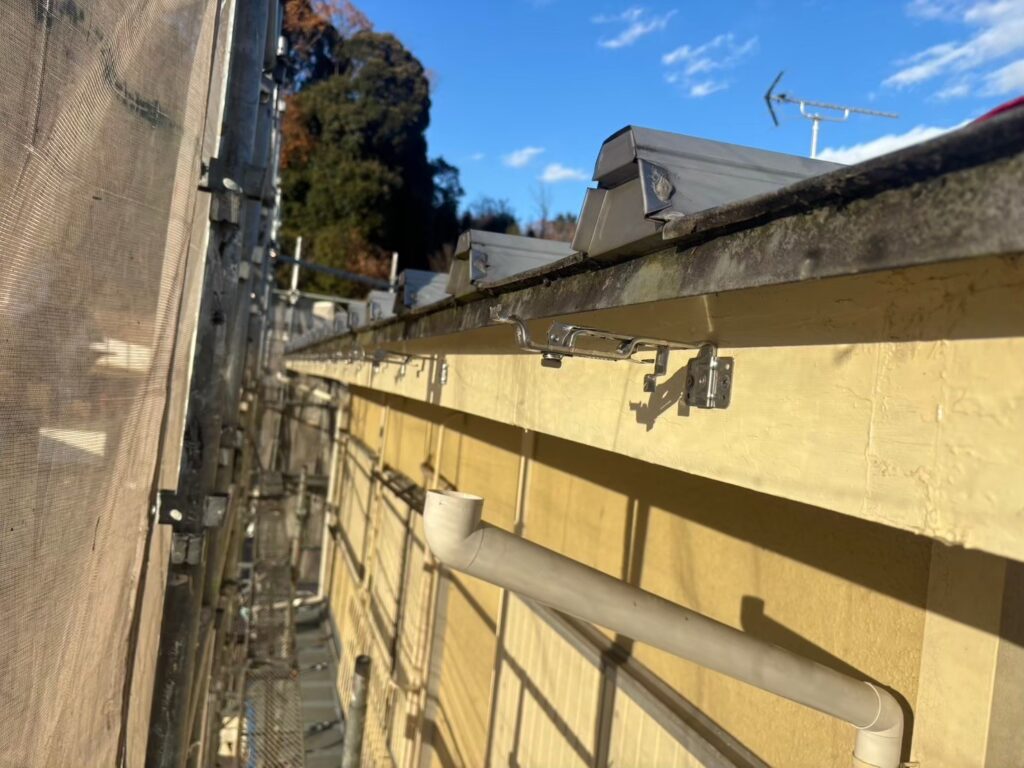 雨樋修繕工事の現場で実際に撮影した支持金具新規取付の作業写真