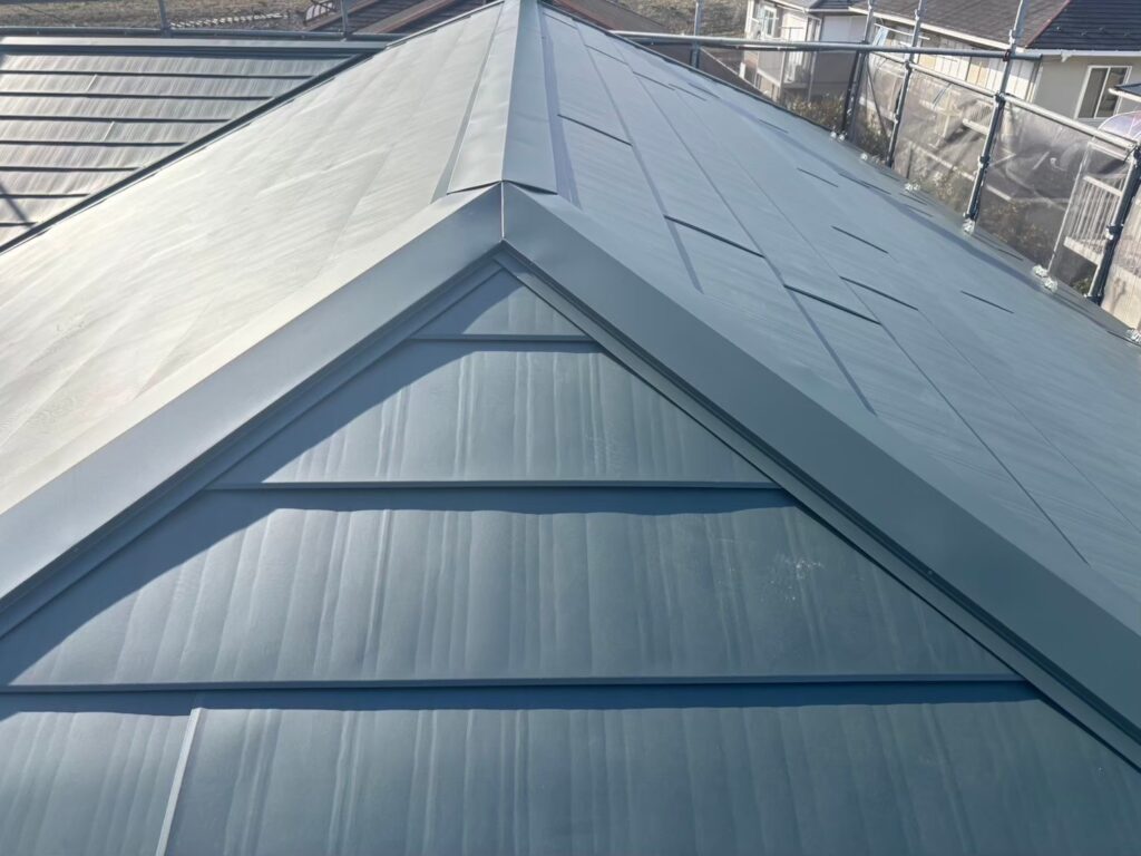 屋根のカバー工法の現場で実際に撮影した棟板金新規取付の作業写真