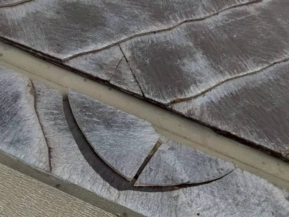 台風の影響でひび割れたスレート屋根の損傷箇所