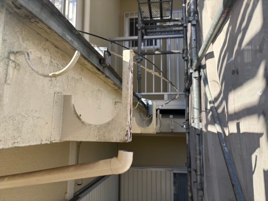 雨樋修繕工事の現場で実際に撮影した雨樋既存撤去の作業写真