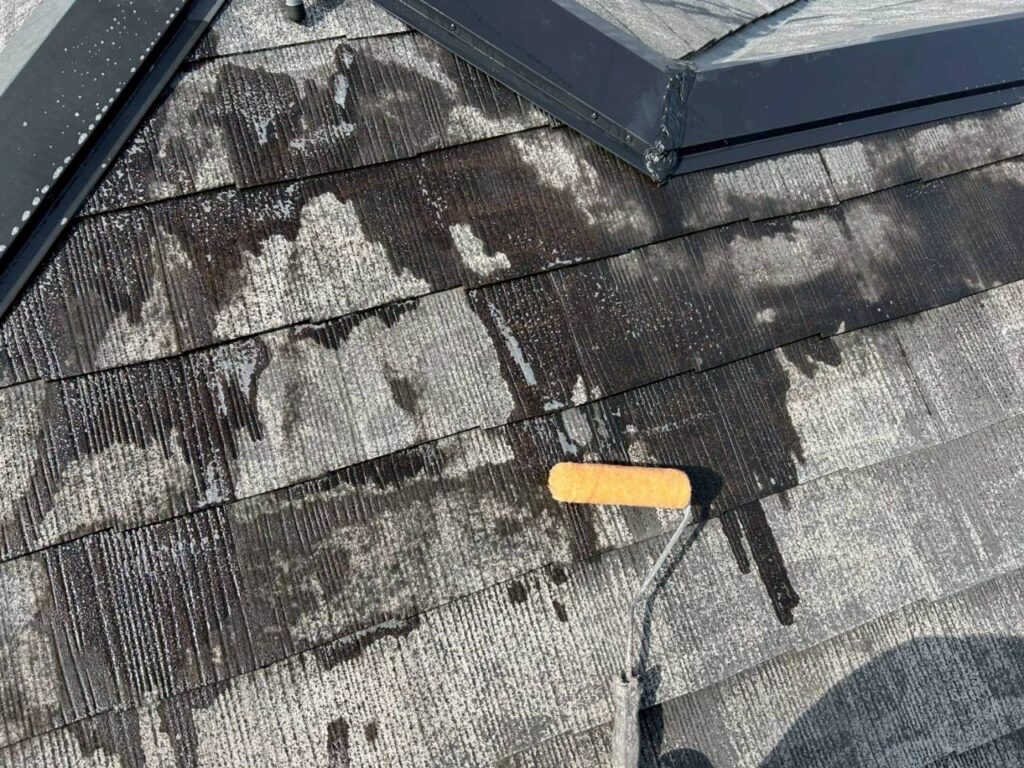 屋根塗装工事の現場で実際に撮影した下塗りの作業写真