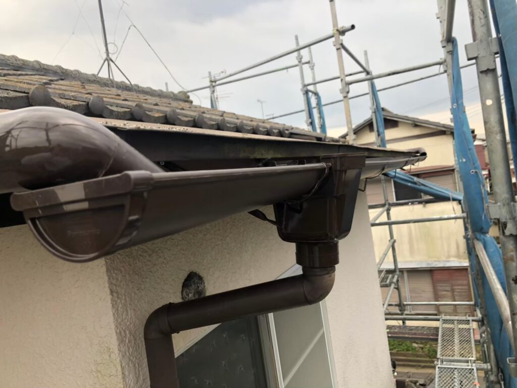 雨樋修繕工事の現場で実際に撮影した新規取付1枚目の作業写真
