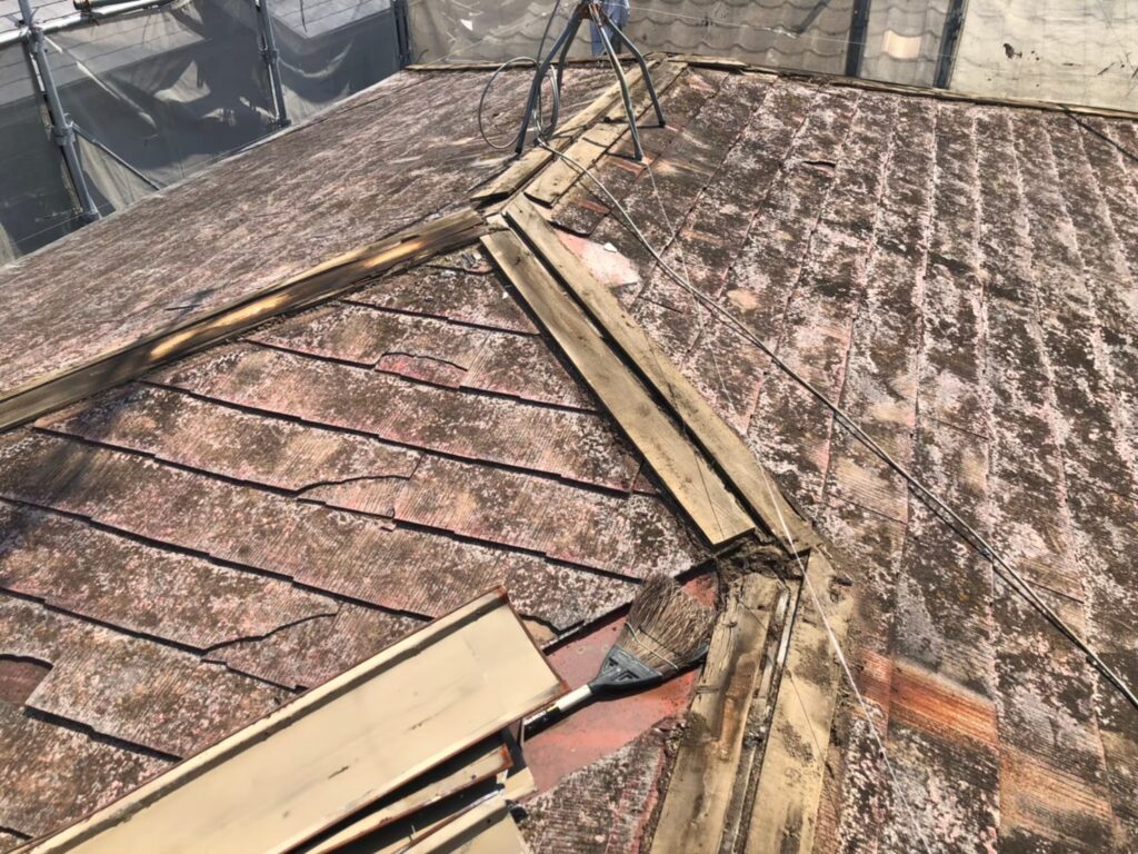 棟板金修繕工事の現場で実際に撮影した棟板金既存撤去の作業写真