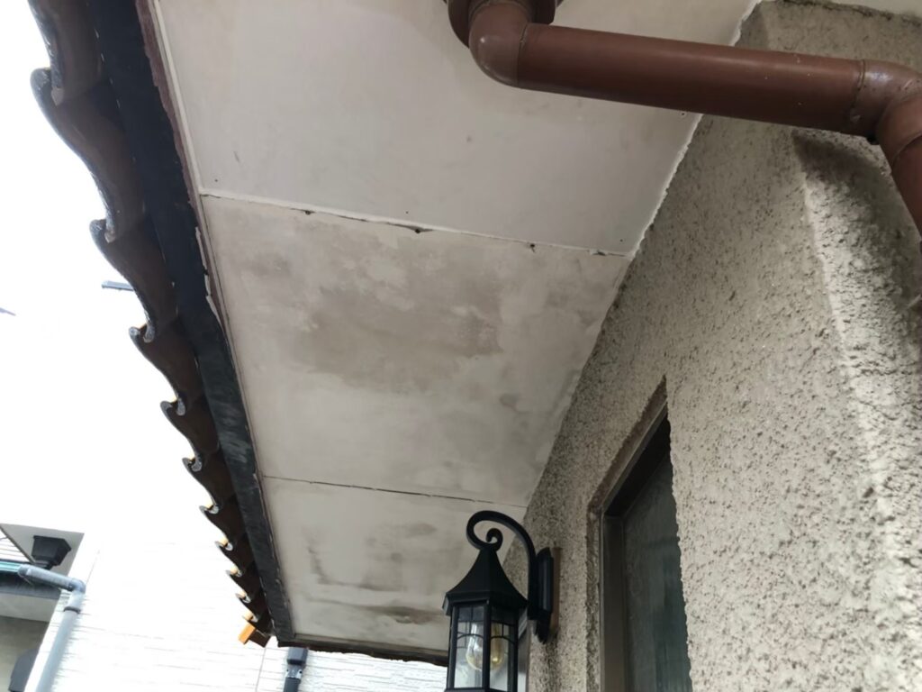 雨漏りの水分で茶色い雨染みが生じた軒天