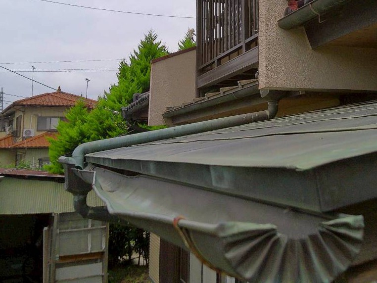蕨市で雨樋の流れが弱い戸建て雨樋修理の詰まり原因と頼み方の基本ポイント