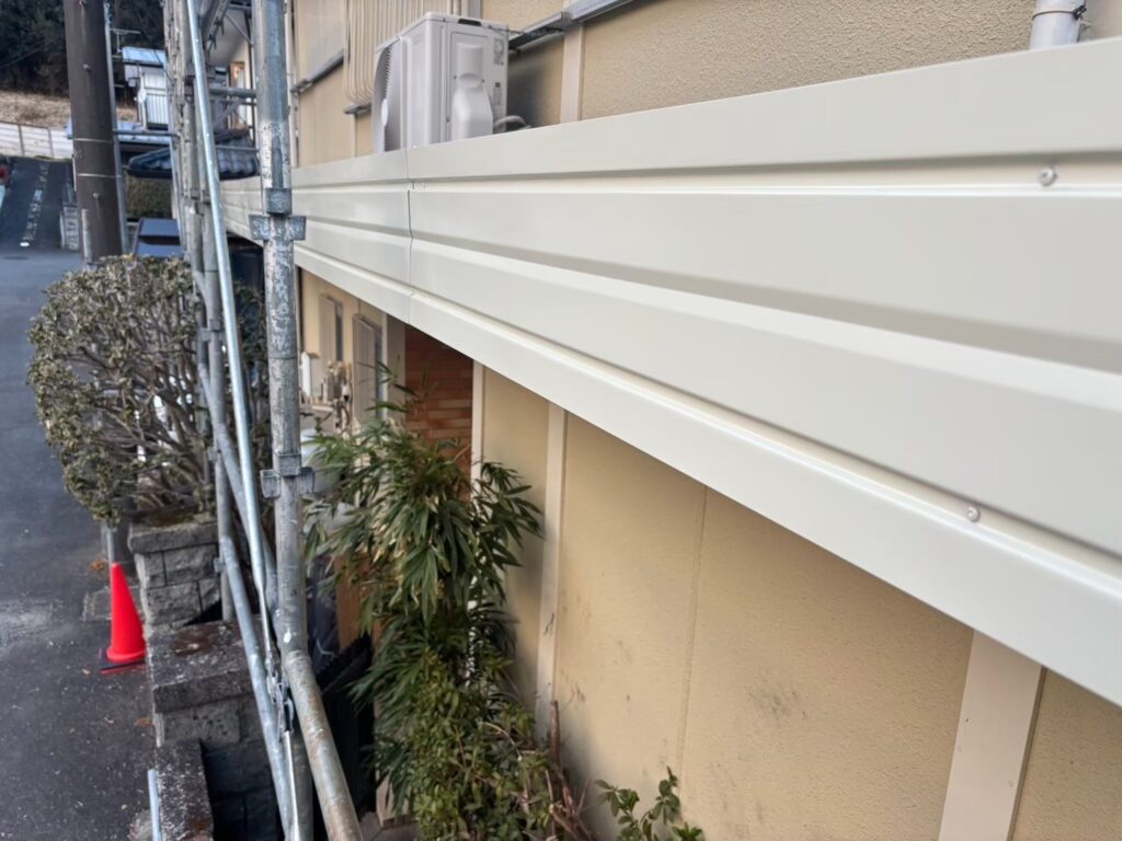 雨樋修繕工事の現場で実際に撮影した鼻隠し新規取付1枚目の作業写真