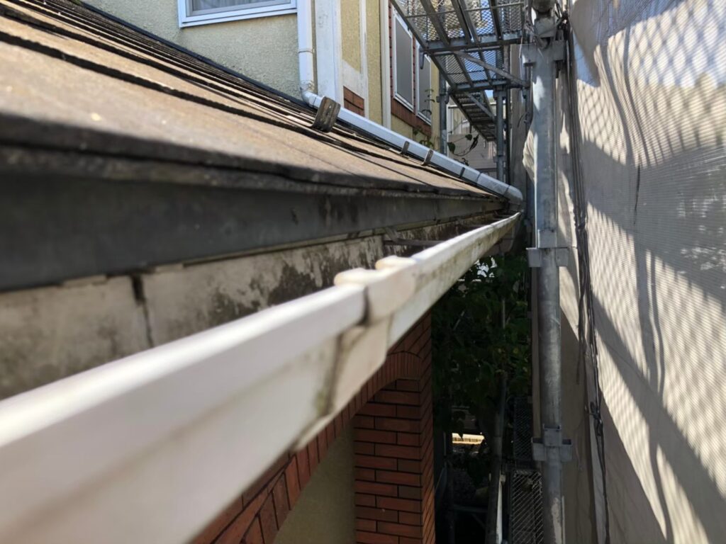 雨樋修繕工事の現場で実際に撮影した施工前の汚れの作業写真