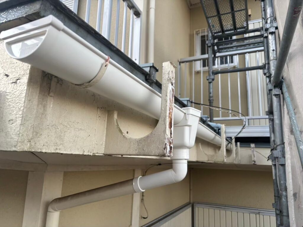 雨樋修繕工事の現場で実際に撮影した雨樋新規取付2枚目の作業写真